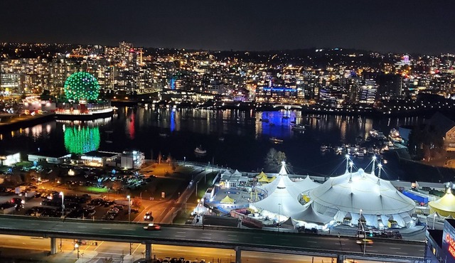 Outstanding 32nd floor Stunning unubstructed views 2bedroom den sleeps 5 parking