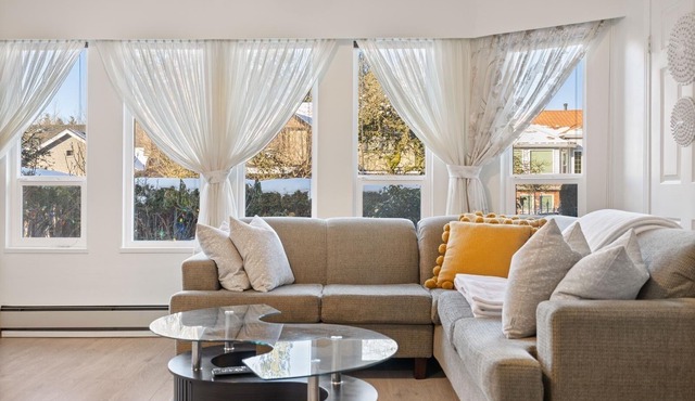Parkside Charm/Minutes to Downtown/Steps to QE/Riley Park/Main St/Street Parking