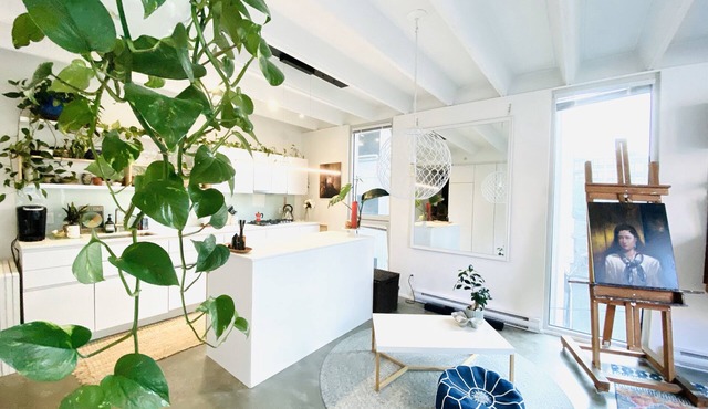Peaceful Artists Garden Loft in the heart of Vancouver Chinatown. Pet-Friendly!