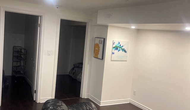 Peaceful luxury calm 2 bedroom close to Toronto airport, downtown and Malls
