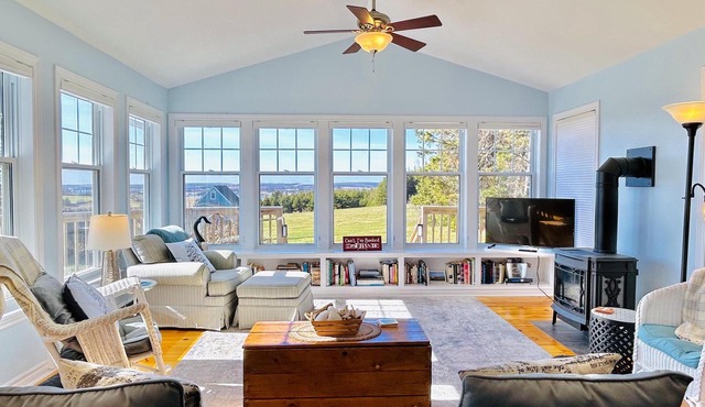 Peaceful, Modern, 3 Bedroom Retreat with Gorgeous Views near Cavendish