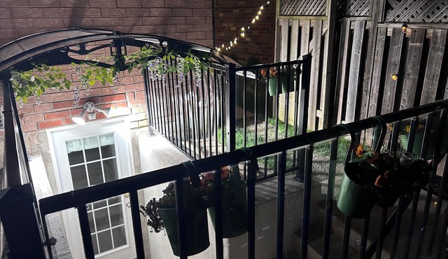 Peaceful & quiet 2 bedroom apartment in the quaint residential Town of Oakville.