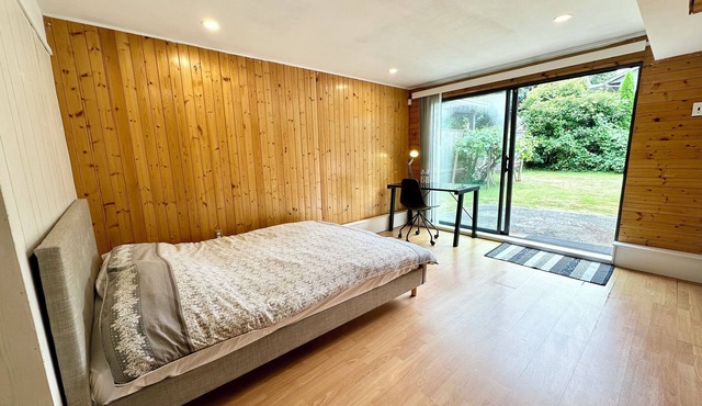 Peaceful Room with Kitchen & Laundry near Shopping mall and Airport