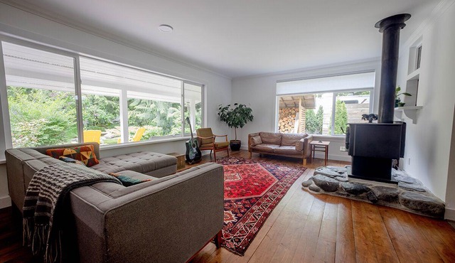 Peaceful/stylish 4 bdrm, 2 bath. Hot tub and massage chair, 35 min to Whistler.