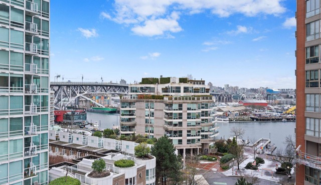Penthouse suite w/jacuzzi on Seawall w/views