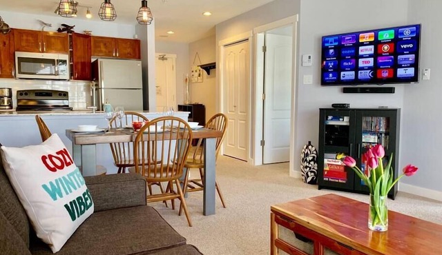 PeoWhistler-1 Bdrm + Sofabed mtn view in DeerLodge
