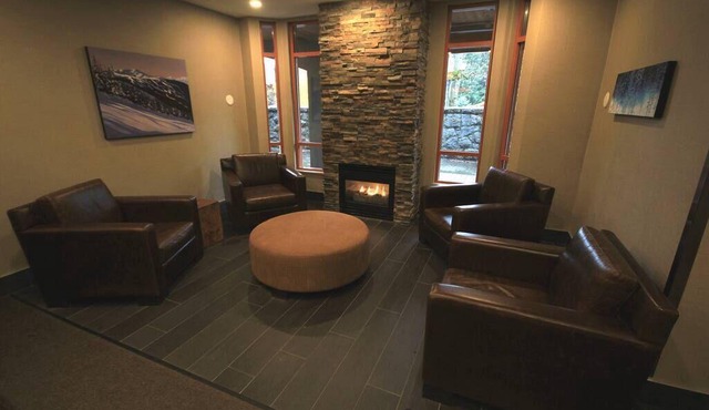 PeoWhistler-1 Bdrm + Sofabed mtn view in DeerLodge