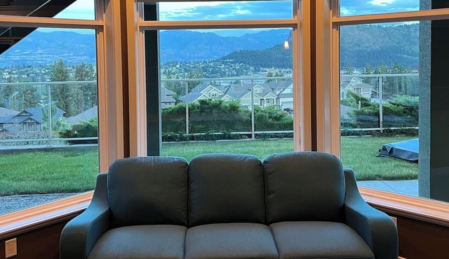 Perfect for Large Groups, Stunning views, theatre room, swimming pool, hot tub.