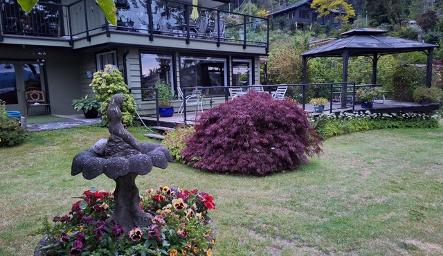 Perfect getaway. Spectacular mountain and ocean view. Steps to the beach.