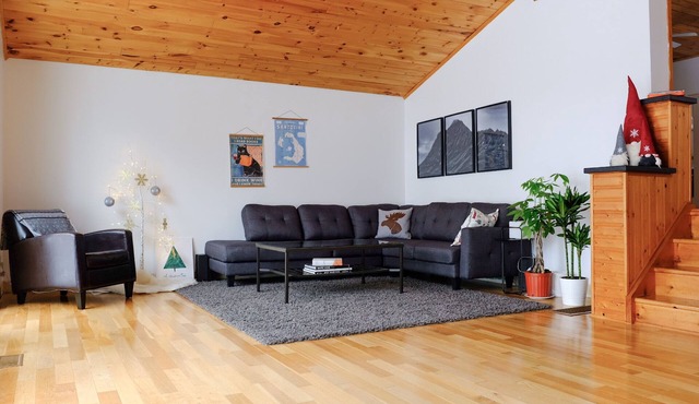 Perfect hideaway: all-season, open concept cottage overlooking Lake Eugenia