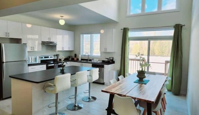 Perfect Large 4 bedroom 3 bathroom, Blue Mountain, Wasaga Beach Loft resort!