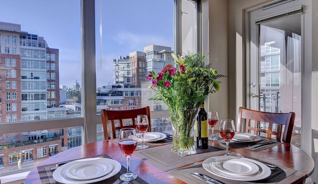 Perfect Location Beautiful View Free WIFI Free Parking 2 blocks to Inner Harbour