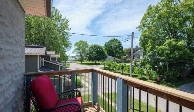Pet-Friendly Luxury Retreat Walk to Blue Flag Beach, close Dog Beach, Submarine
