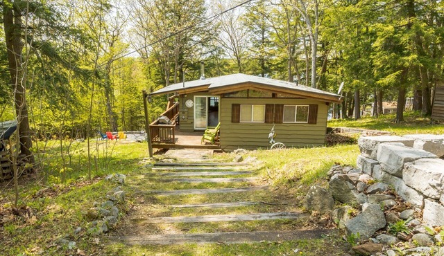 Picturesque Leonard Lake cottage
