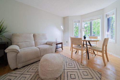 Pool, BBQ & Foosball Spacious 4BR Home