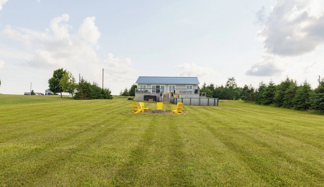 Pool & Hot Tub - Modern Cottage with River Access mins to Cavendish & Kensington