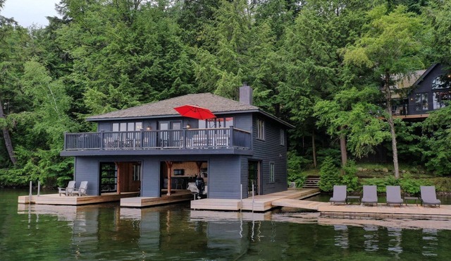 Post and Beam Lake Joe Gorgeous cottage & boathouse on a quiet Lake Joseph Bay!