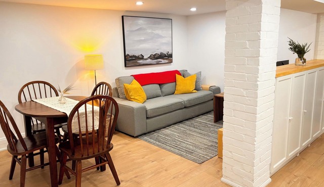 Premium Roncesvalles Village Retreat. 2Bdrm1Bath. New Reno with Garden Space