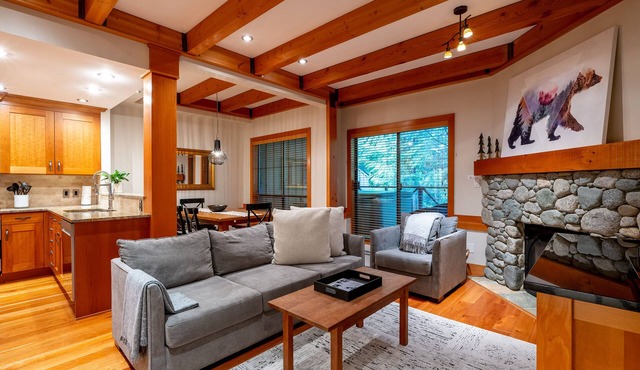 Prime Location 3BR + Den | Hot Tub | Garage | Walk to Slopes