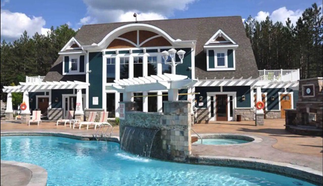 Prime Muskoka Resort ~ Beach ~ Pool ~ Watercraft ~ Lake of Bays