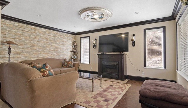 Private 1 acre Home with a view, Close to the Highway and Mall