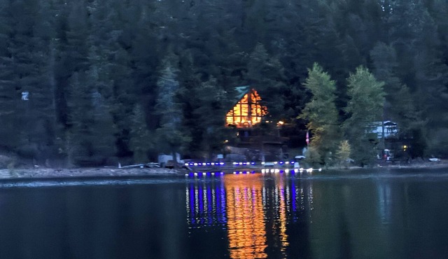 Private beach. Exquisite 3 Level 3500 sq ft Lake House. Accommodates 14 guests.
