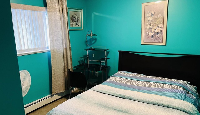 Private Bedroom Rm C/Shared bathroom .
