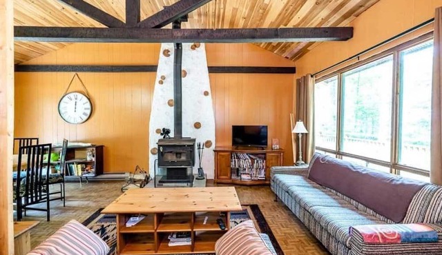 Private Cottage Getaway - 2 min from the beach!