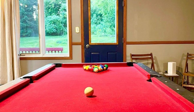 Private cottage on a 3 Acers of land! 3-min from the beach!