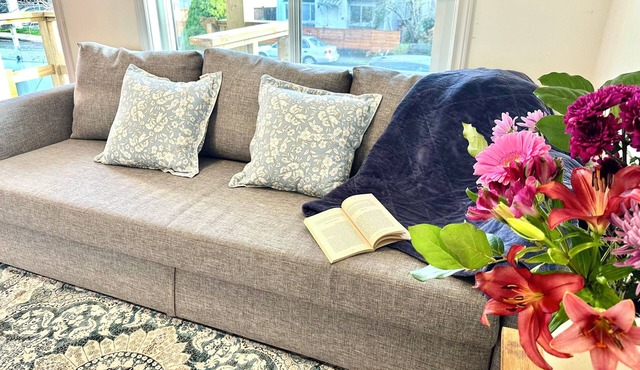 Private Entire Guest Suite, 1 min to bus stops to Downtown and many attractions.