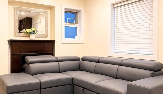 Private Entire Home/10 mins YVR/15 mins DT