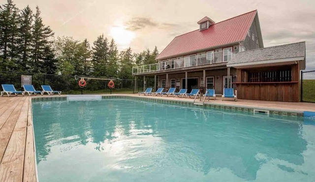 Private, Executive Condo with Hot Tub