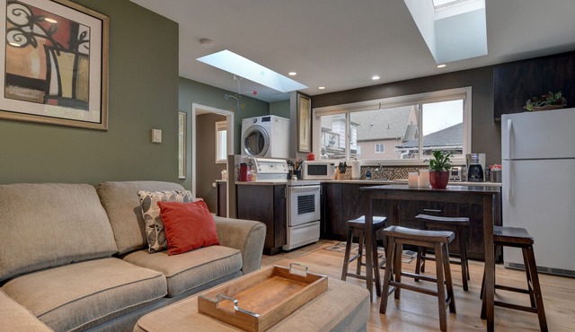 Private Garden Retreat with king bed, full kitchen, private patio