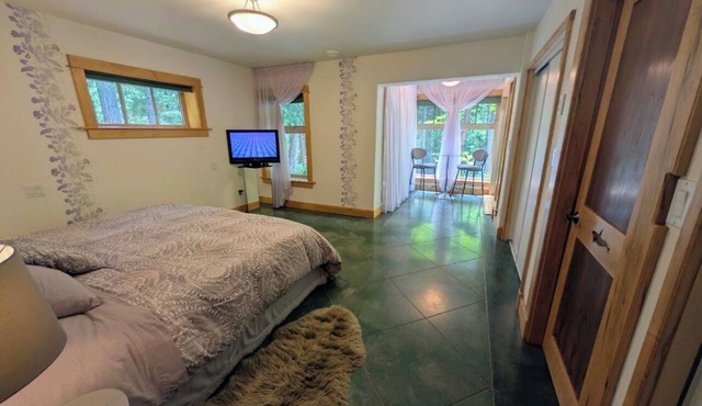 Private Guest Room with Separate Entrance | 30 Min to Downtown Victoria