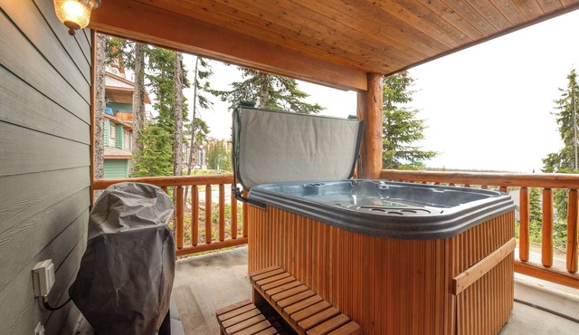 Private Hot Tub! 2 Bed, 2 bath Condo in Big White Village