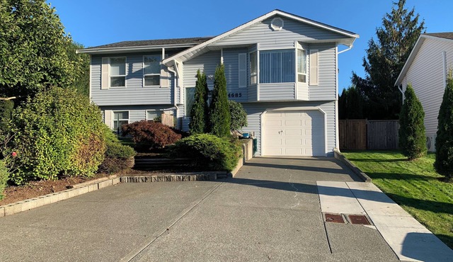 Private House in quiet neighbourhood - hot tub - yard & secure garage parking