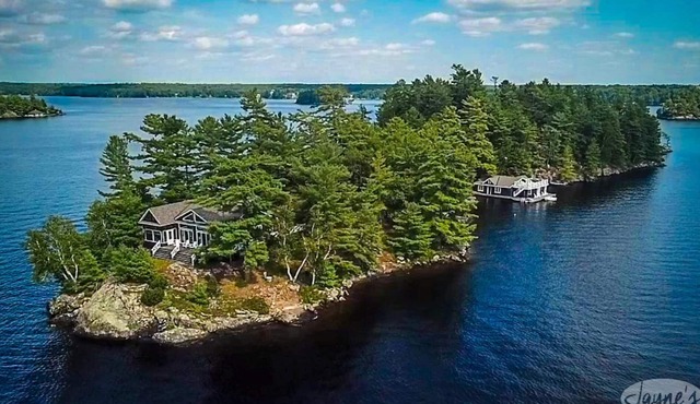 Private Island on Lake Muskoka! Cottage+guest house+bunkie! Sunsets!