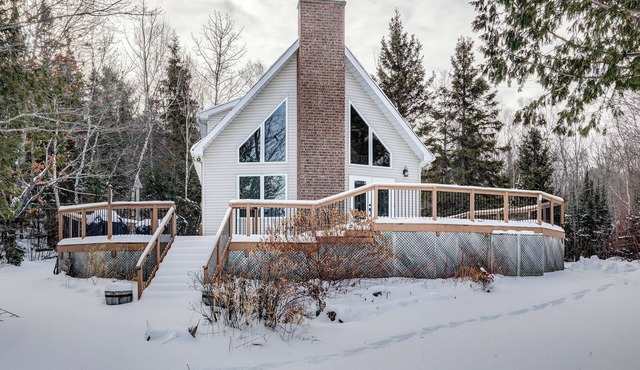 Private Lakefront Cottage - Sleeps 8