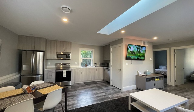 Private New & Modern Cottage Parkside in Saanich
