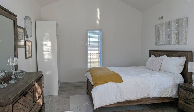 "Private Rymal Estate Cottage | Family-Friendly | Free Parking & Wi-Fi"
