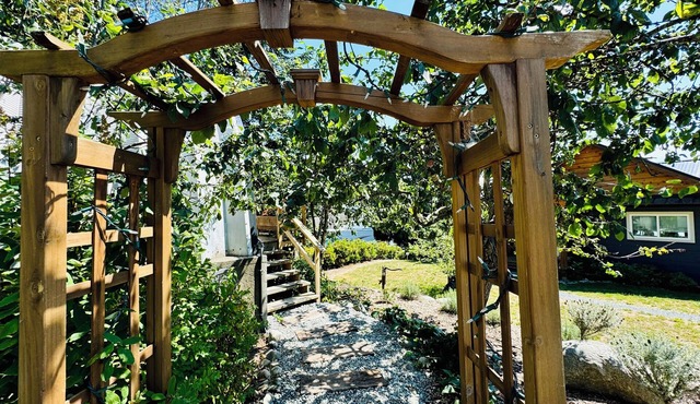 Private studio, beach access, hot tub, storm watching pet friendly - Heron Suite