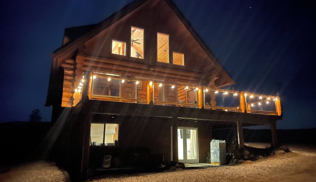 Private suite in a beautiful log home with stunning lake/mountain/desert views in Kamloops