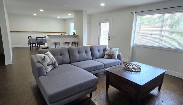Private suite w/your very own patio in Beautiful Blind Bay. Pet friendly!