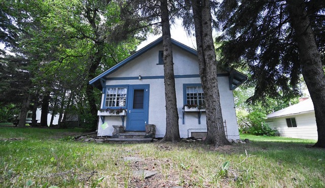 Quaint Cabin blocks from Lakeshore drive, amenities and the beach!