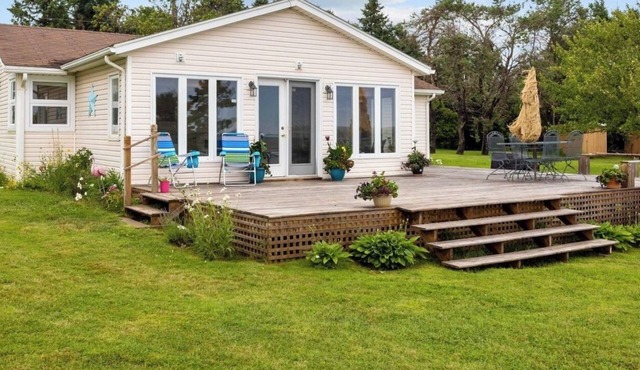 Quaint Cottage with direct beach access and water views that go on for miles.