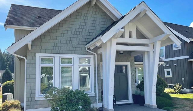Qualicum Landing Beachside Home - Sleeps 6