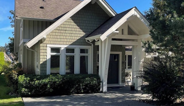 Qualicum Landing Seaside Escape - Sleeps 6