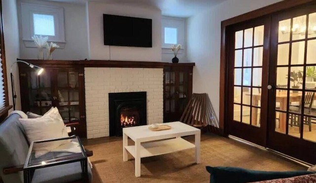 Queen's Haven - Clean, Peaceful & Private Upper Unit in Historic Neighbourhood