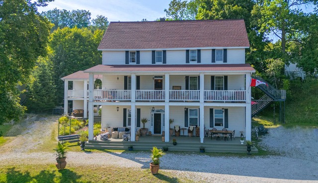 Queen's Inn-Gore Bay, Manitoulin Island - The world's largest fresh water island