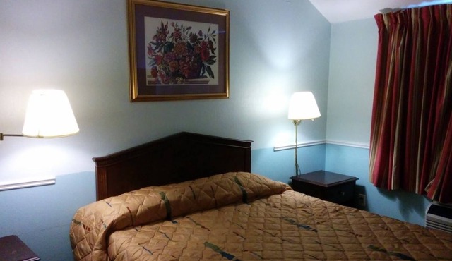 Queensway Motel
